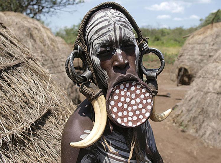 公式サイト エチオピア少数民族ムルシ族の唇に入れる皿 文化的価値有